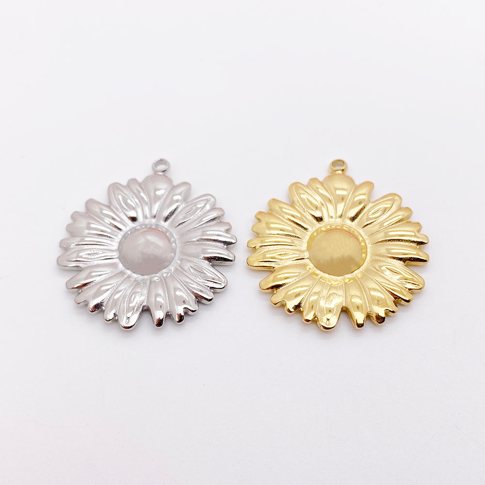 11951 Flower charm