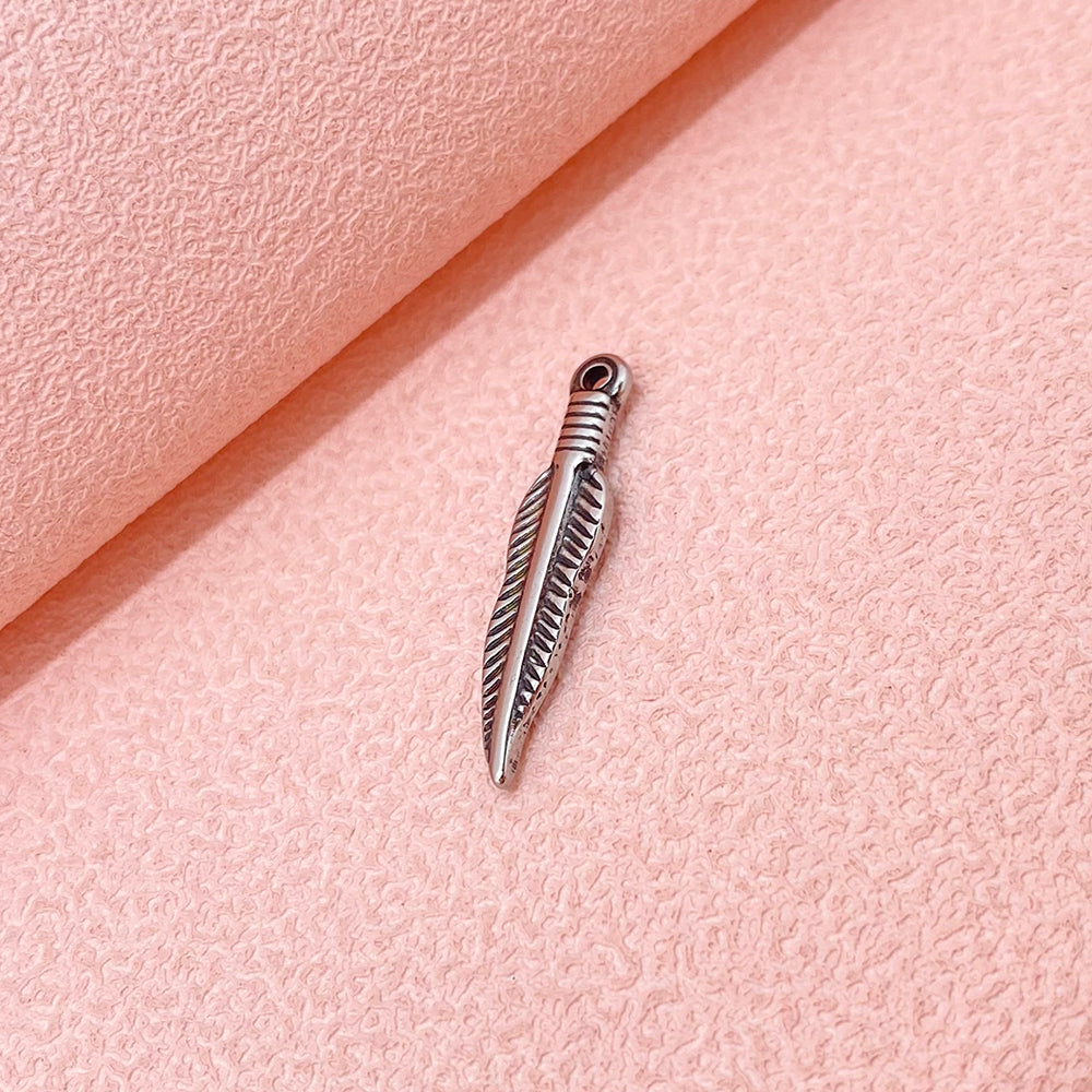 PC218 Feather charm