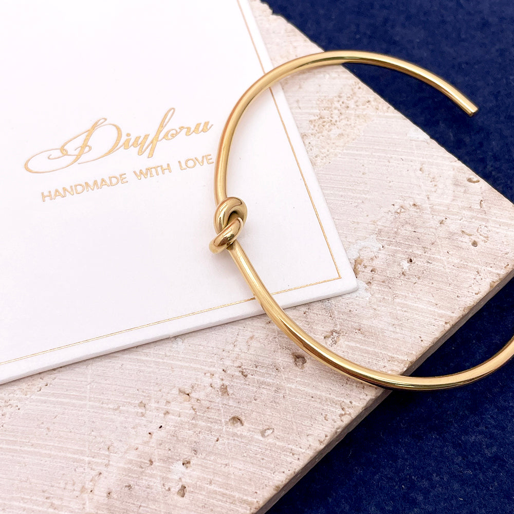 Half-open Knotted bracelet