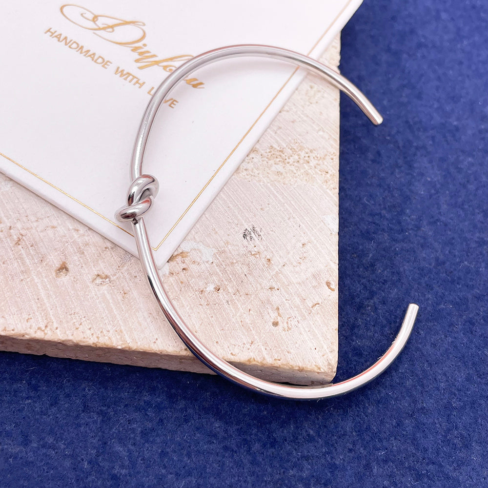 Half-open Knotted bracelet