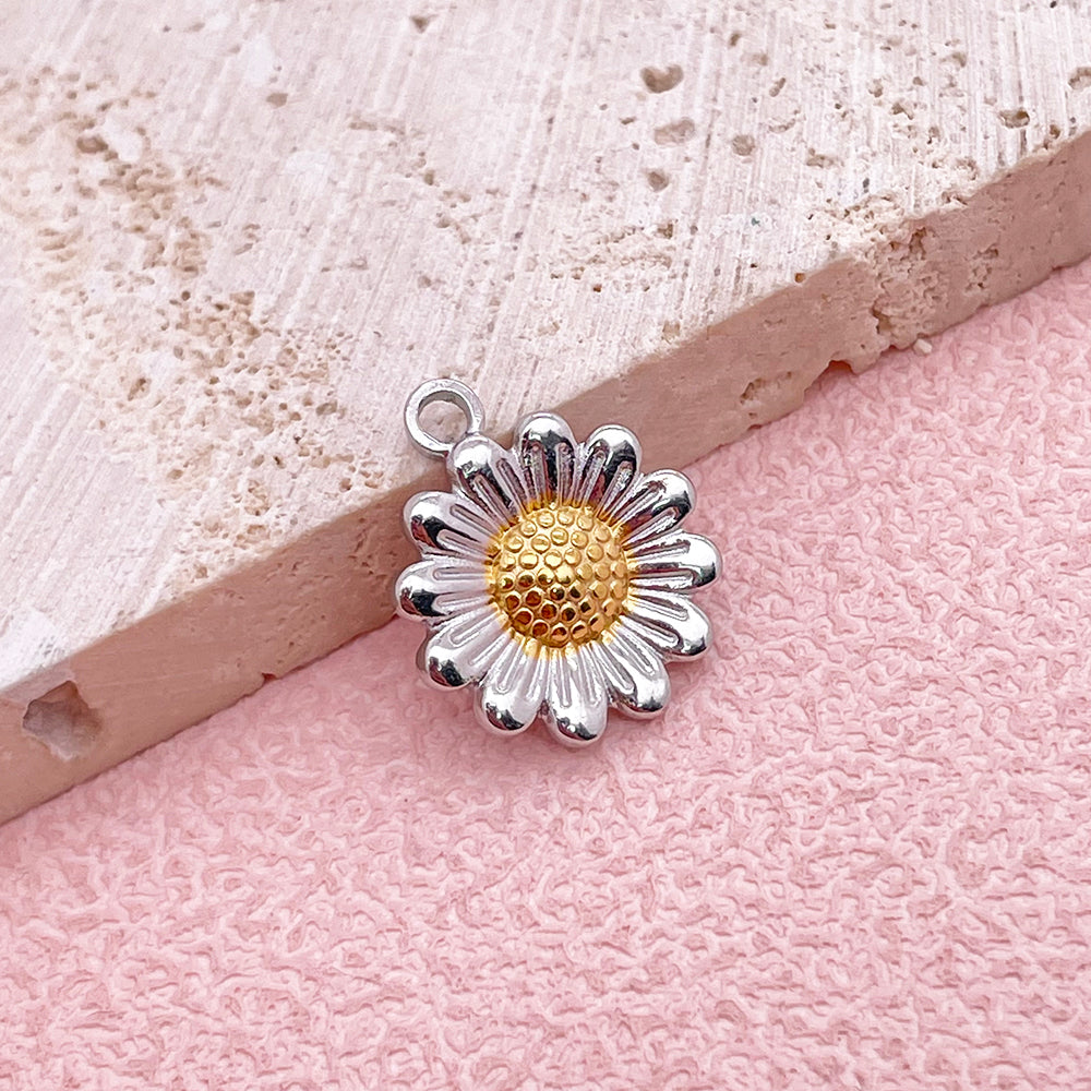 0372 Daisy charm