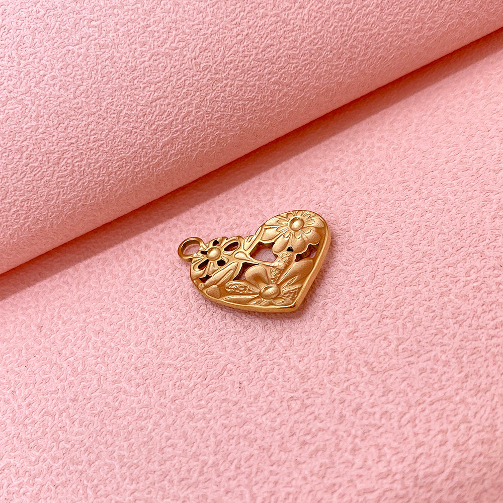 PC737 Heart charm