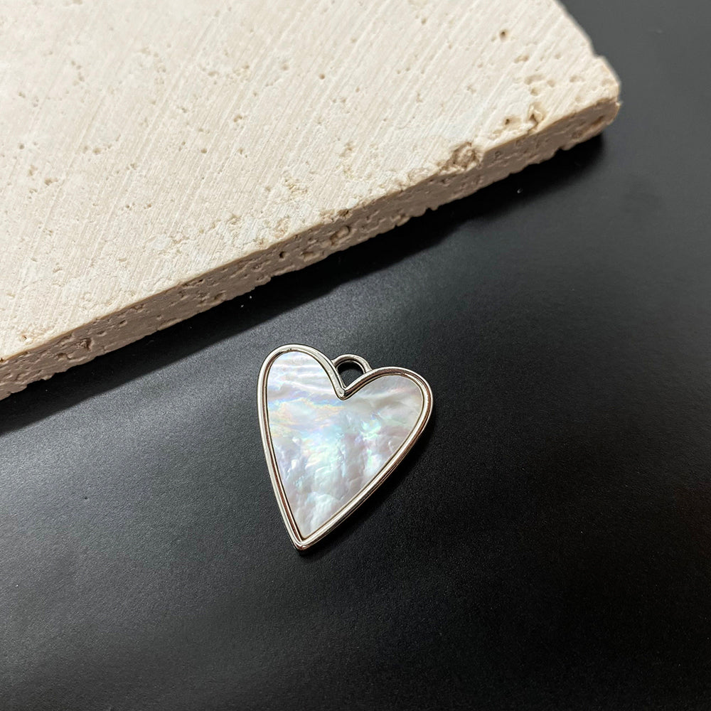 2597 Heart shell charm