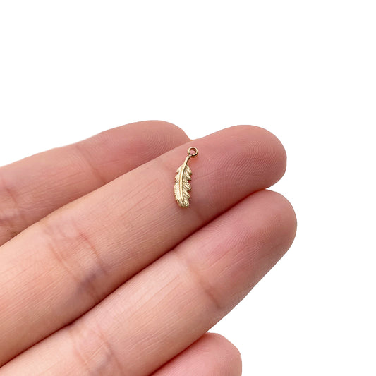 0562 Feather charm