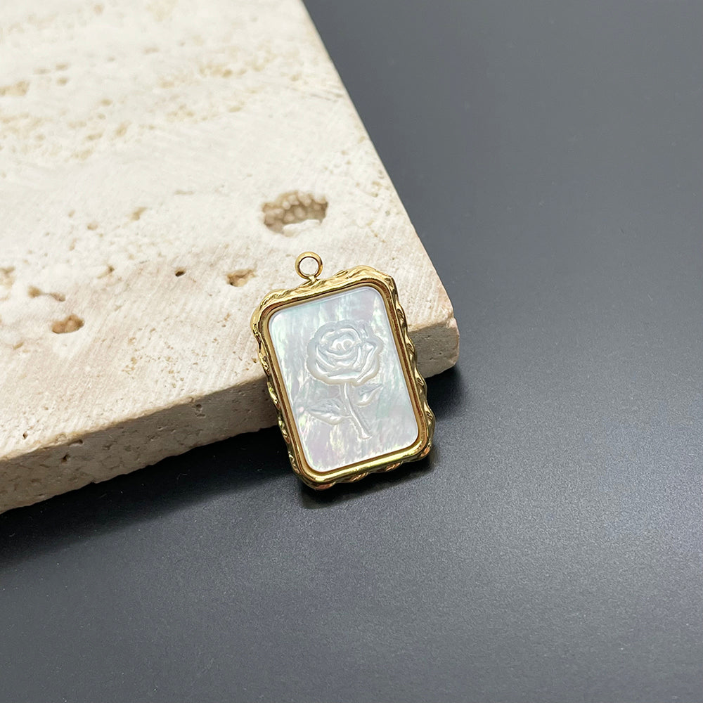 2779 Flower shell charm