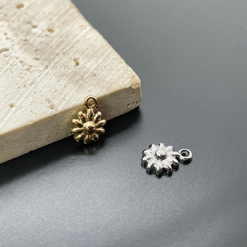13112 Tiny Flower Charm
