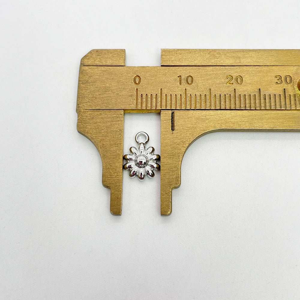13112 Tiny Flower Charm