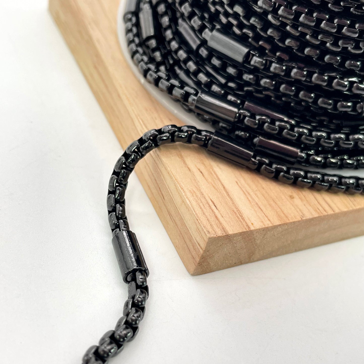 C1609 Square pearl pipe black chain
